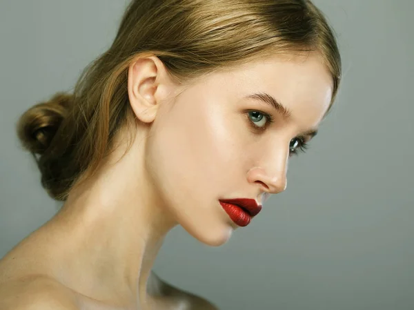 Schoonheid gezicht van jonge vrouw, rode lippen make-up, schone huid. — Stockfoto