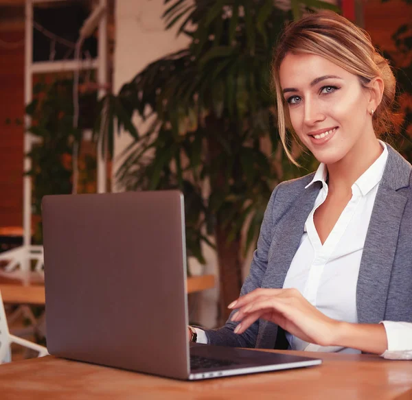 Kobieta interesu działa na laptopie w kawiarni. W młodych firm — Zdjęcie stockowe