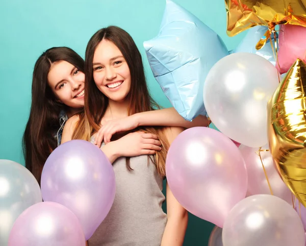 Livsstil och människor koncept: två flickor vän med colorfoul — Stockfoto