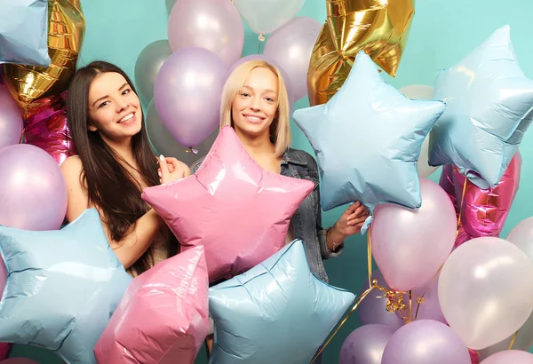 Lifestyle and people concept:  two girls friends with colorfoul — Stock Photo, Image