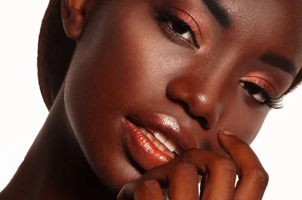 Mooie zwarte vrouw poseren in een studio — Stockfoto