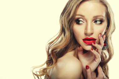 Güzel bir kadın yüzü closeup uzun sarı saçlı ve canlı kırmızı