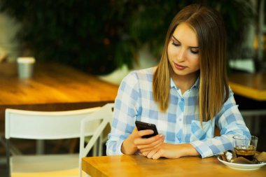 güzel kadın kahve içme ve sabah haber okuma