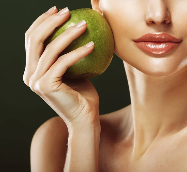 Foto de la cabeza de la mujer sosteniendo manzana verde sobre fondo verde — Foto de Stock