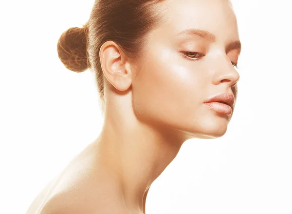 Piękne zdrowie kobieta twarz z czystej skóry czystości - izolowane na białym — Zdjęcie stockowe