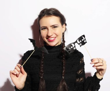 Kız partiye hazır, beyaz arka planda, cadılar bayramı konsepti