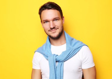 Sarı ardıç kuşunun karşısında duran zeki bir gencin portresi.