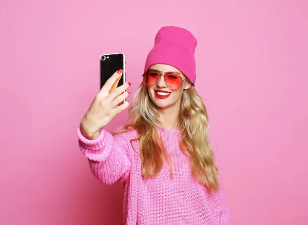 Moda kız alarak fotoğraf kendi kendine portre smartphone wea üzerinde yapar.