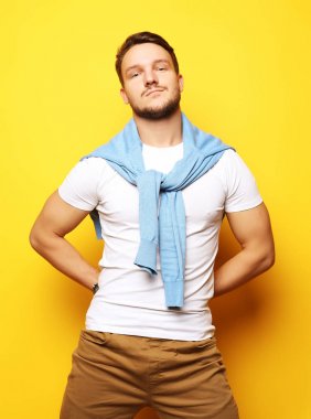 Sarı ardıç kuşunun karşısında duran zeki bir gencin portresi.