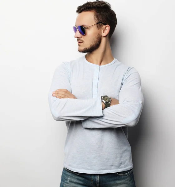 Κομψός νεαρός όμορφος άντρας σε smart casual ντύσιμο και γυαλιά ηλίου. — Φωτογραφία Αρχείου