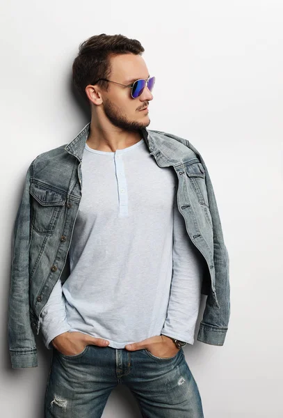 Elegant young handsome manin smart casual wear and sunglasses. — Stock Photo, Image