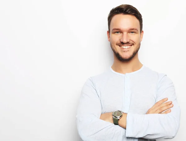 Gelukkig lachende man kijken naar camera op witte achtergrond — Stockfoto