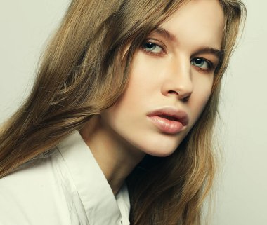 güzel sarışın kız beyaz arka plan üzerinde