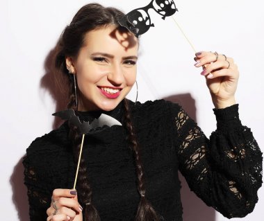 Kız partiye hazır, beyaz arka planda, cadılar bayramı konsepti