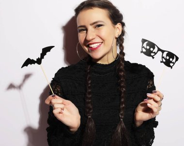 Beyaz arka planda partiye hazır neşeli genç kadın.