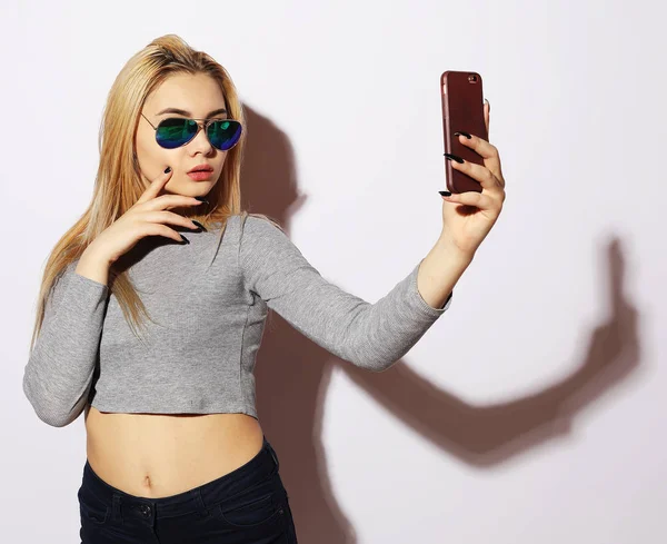 Kadın smartphone üzerinde beyaz bir bac izole selfie fotoğraf yapma — Stok fotoğraf