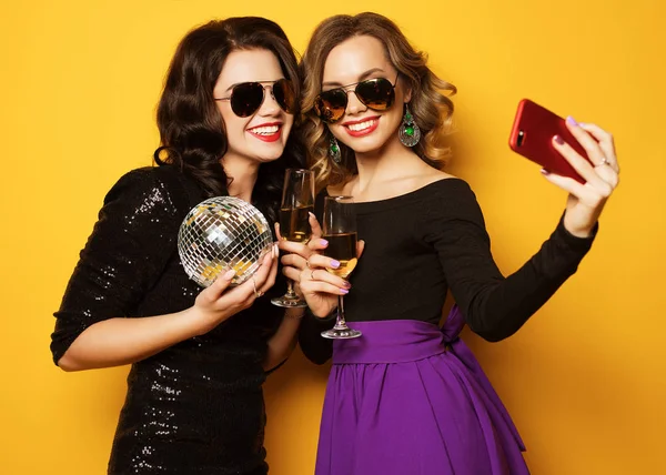 Zbliżenie na grupę śmiejących się dziewczyn robiących imprezę, selfie ze smartfonem — Zdjęcie stockowe