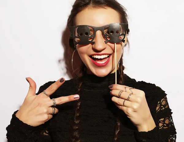 Chica listo para la fiesta, sobre fondo blanco, concepto de Halloween — Foto de Stock