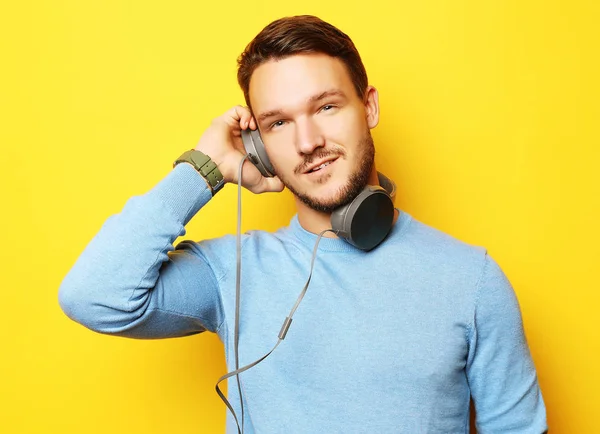 Életmód és emberek koncepció: fiatal férfi zenét hallgatni — Stock Fotó