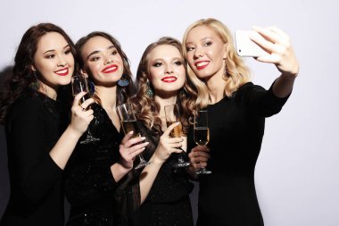 Parti, gülen kızlar Grubu'nun yakın çekim ateş et kendini