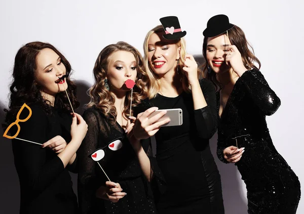 パーティー、笑い女の子のグループのクローズ アップ ショットを取る自己 — ストック写真