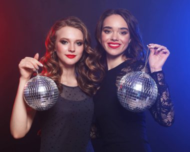 Parti ve insanlar konsepti: Disko topları olan parti kızları
