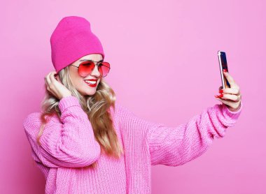 Moda kız alarak fotoğraf kendi kendine portre smartphone wea üzerinde yapar.