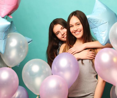 Yaşam tarzı ve insan konsepti: Renkli iki kız arkadaş