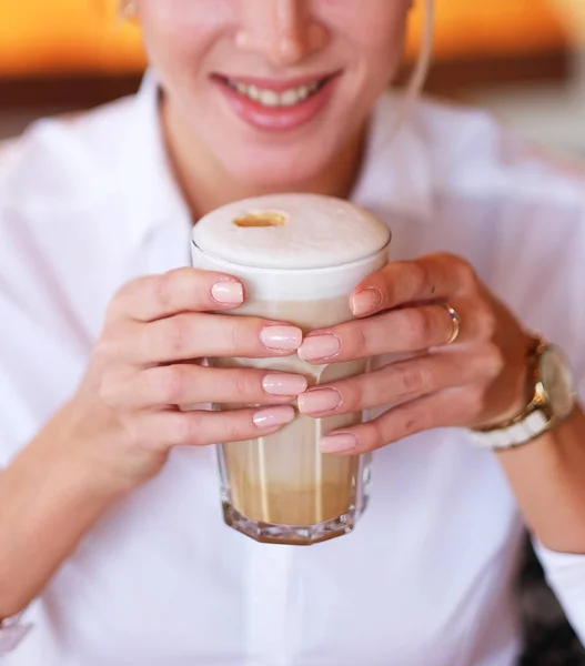 Kvinna dricker kaffe på morgonen på restaurang — Stockfoto