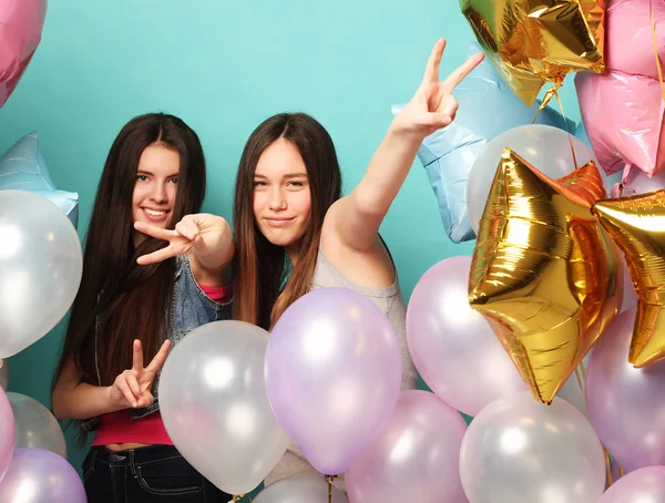 Estilo de vida y el concepto de la gente: dos niñas amigas con colorfoul —  Fotos de Stock