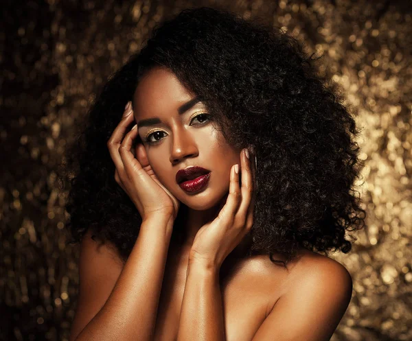 Impressionante Retrato de uma mulher negra afro-americana sobre fundo dourado — Fotografia de Stock