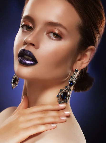 Portret młodej pięknej kobiety z biżuterią. Idealny makijaż. Niebieskie usta. — Zdjęcie stockowe