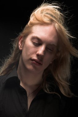 Uzun sarı saçlı genç adam