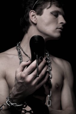 fetiş adam koyu arka plan üzerinde