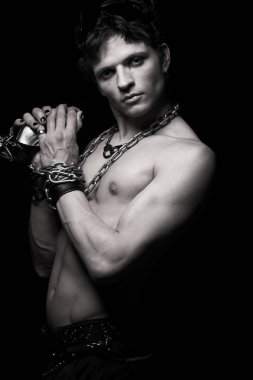 fetiş adam koyu arka plan üzerinde