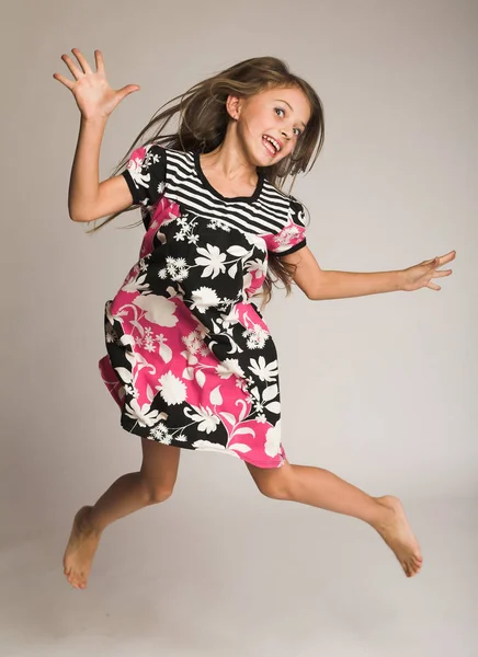 Kleines Mädchen springt vor Freude — Stockfoto
