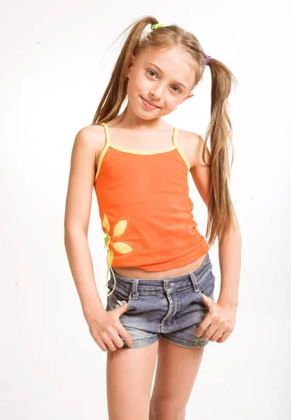 Bambina in abbigliamento casual — Foto Stock