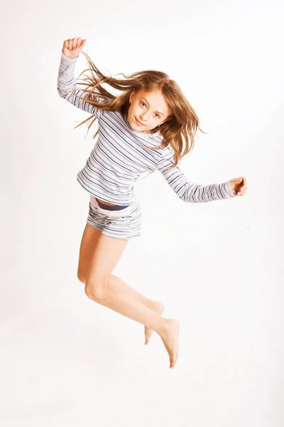 Девушка прыгает на белом фоне — стоковое фото