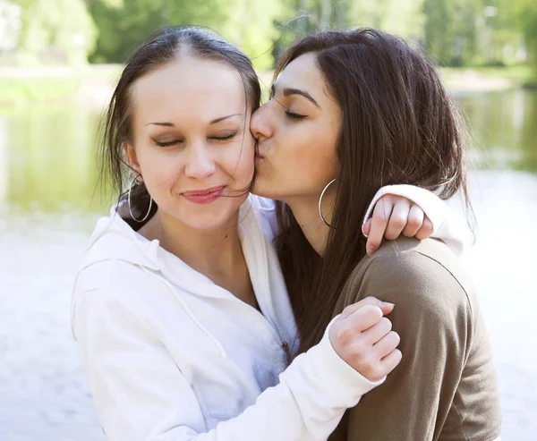 Due ragazze attraenti nel parco — Foto Stock