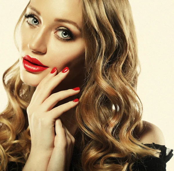 Nő ajkak piros ajak és szőke göndör haj portré. — Stock Fotó