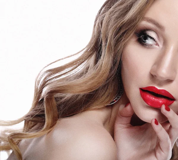 Vacker ung modell kvinna med röda läppar och lockigt blont hår — Stockfoto