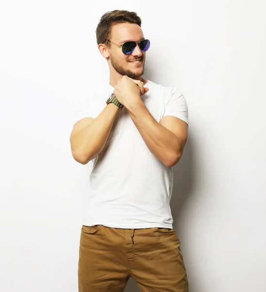 Elegant young handsome manin smart casual wear and sunglasses. — Stock Photo, Image