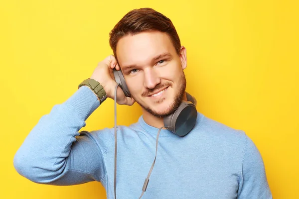Lifestyle en people concept: jonge man die naar muziek luistert met — Stockfoto