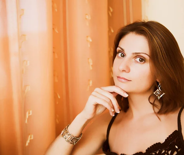 Evdeki genç kadın.