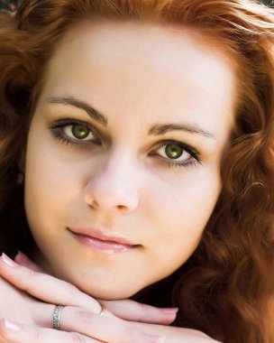 Kızıl saçlı perisi yakın çekim