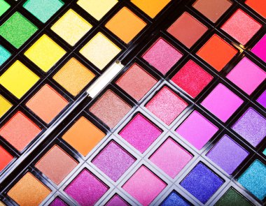 çok renkli göz gölgeleri kapanıyor