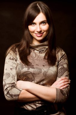 Güzel esmer kadın.