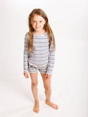 Beyaz elbiseli küçük kız