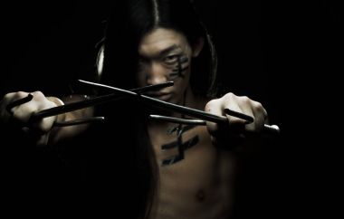 Asyalı çocuk silah ile