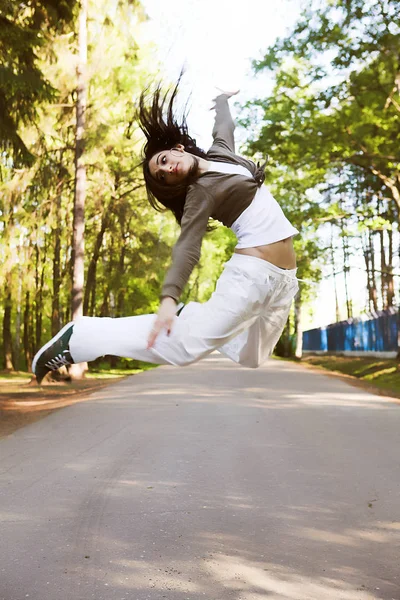 스포티 여자 점프 — 스톡 사진